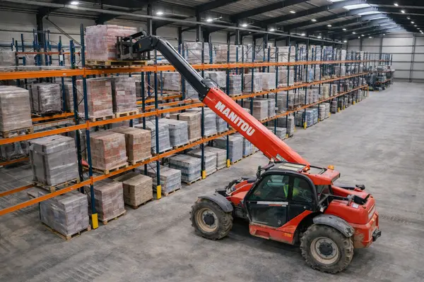 Работа на складах — пример работ MANITOU