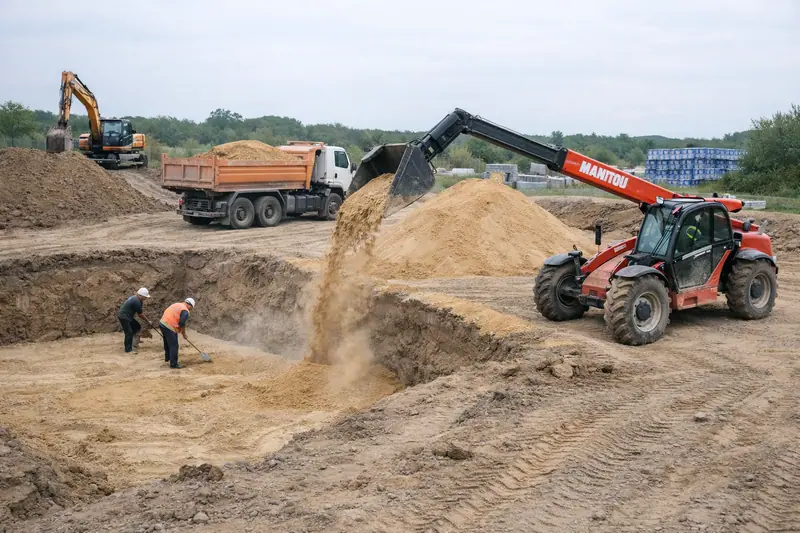 Подача материалов для подготовки фундаментов — пример работ MANITOU